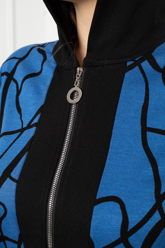 Sweatshirt with hood and zipper