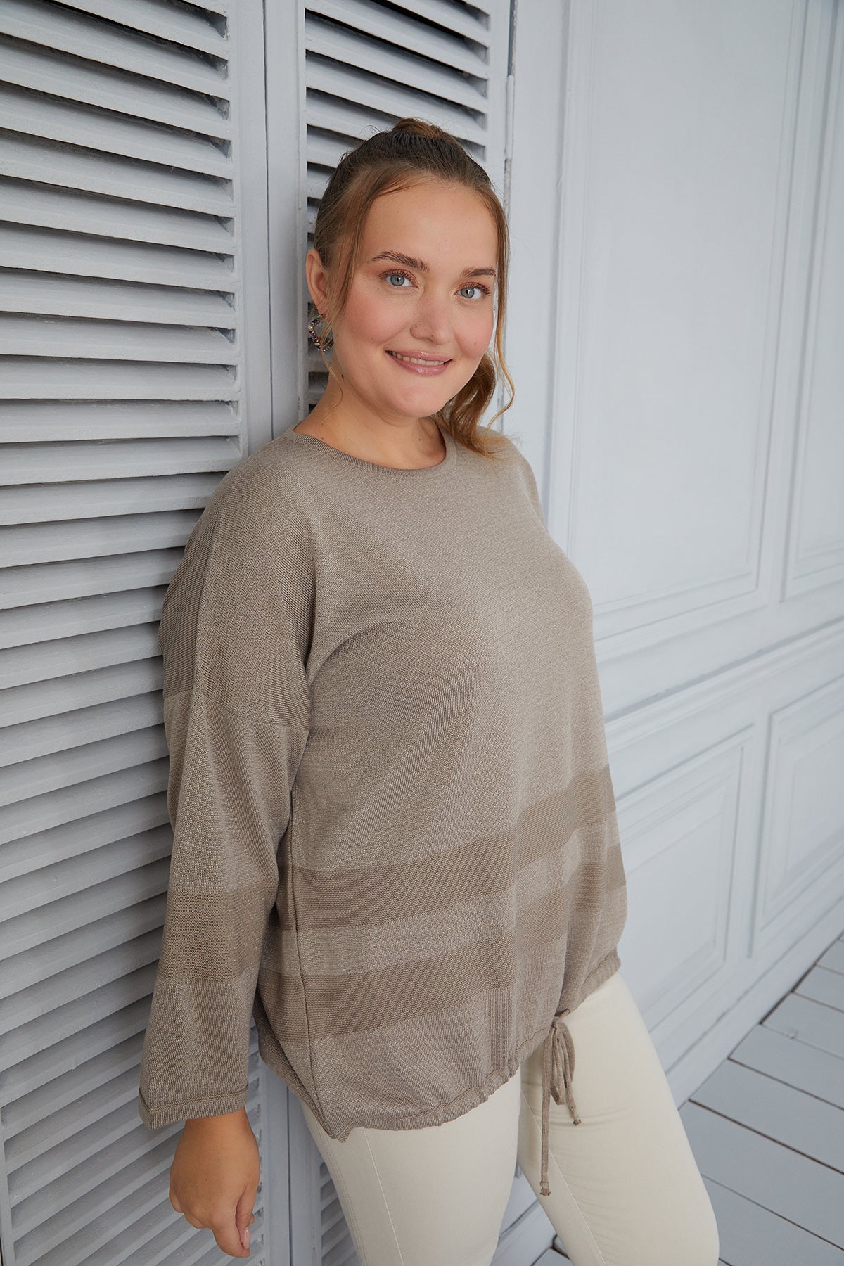 Maxi blouse with discreet stripe and ties