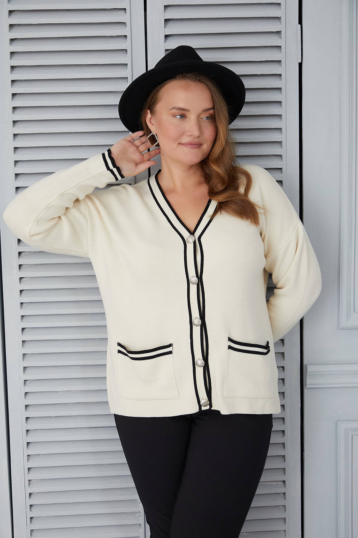 Elegant maxi cardigan with buttons - ecru