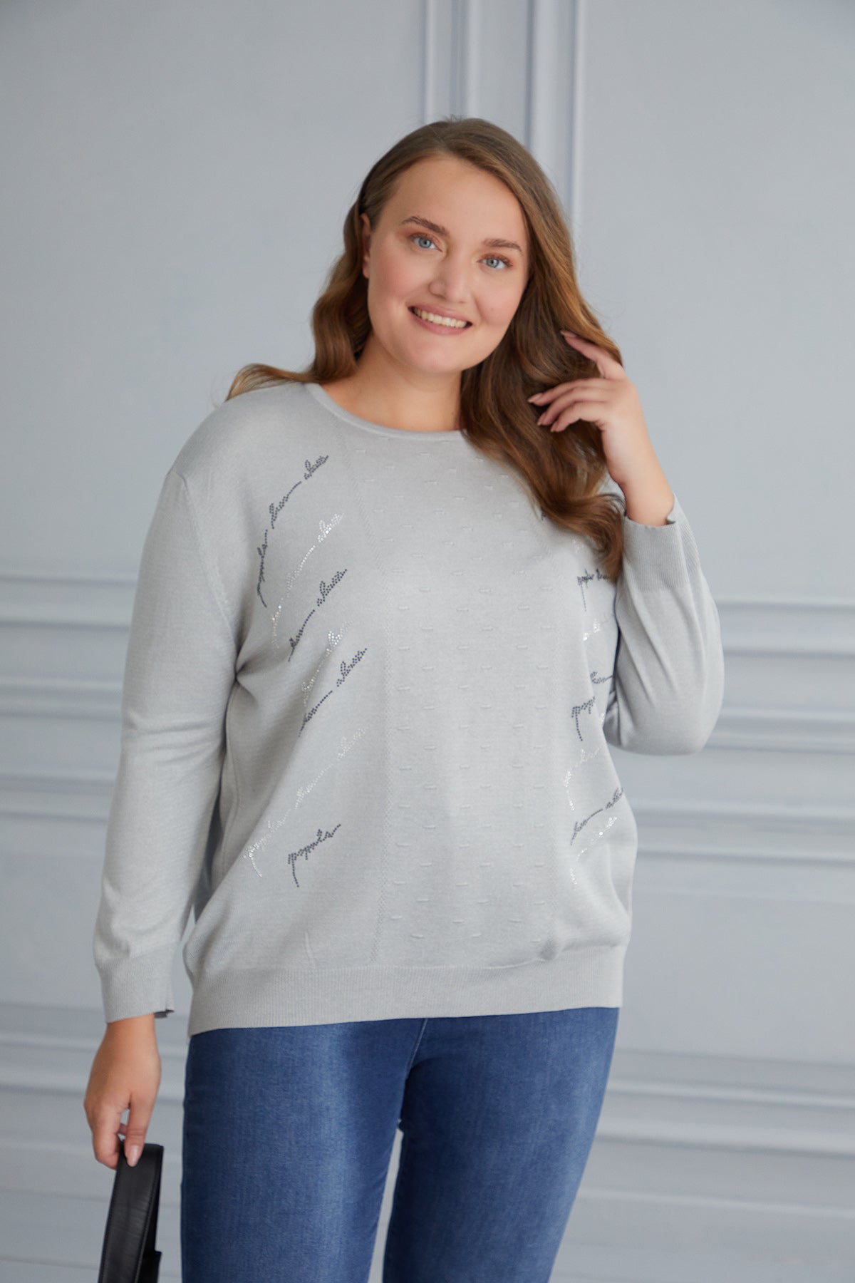 Maxi knit blouse with delicate decoration - grey