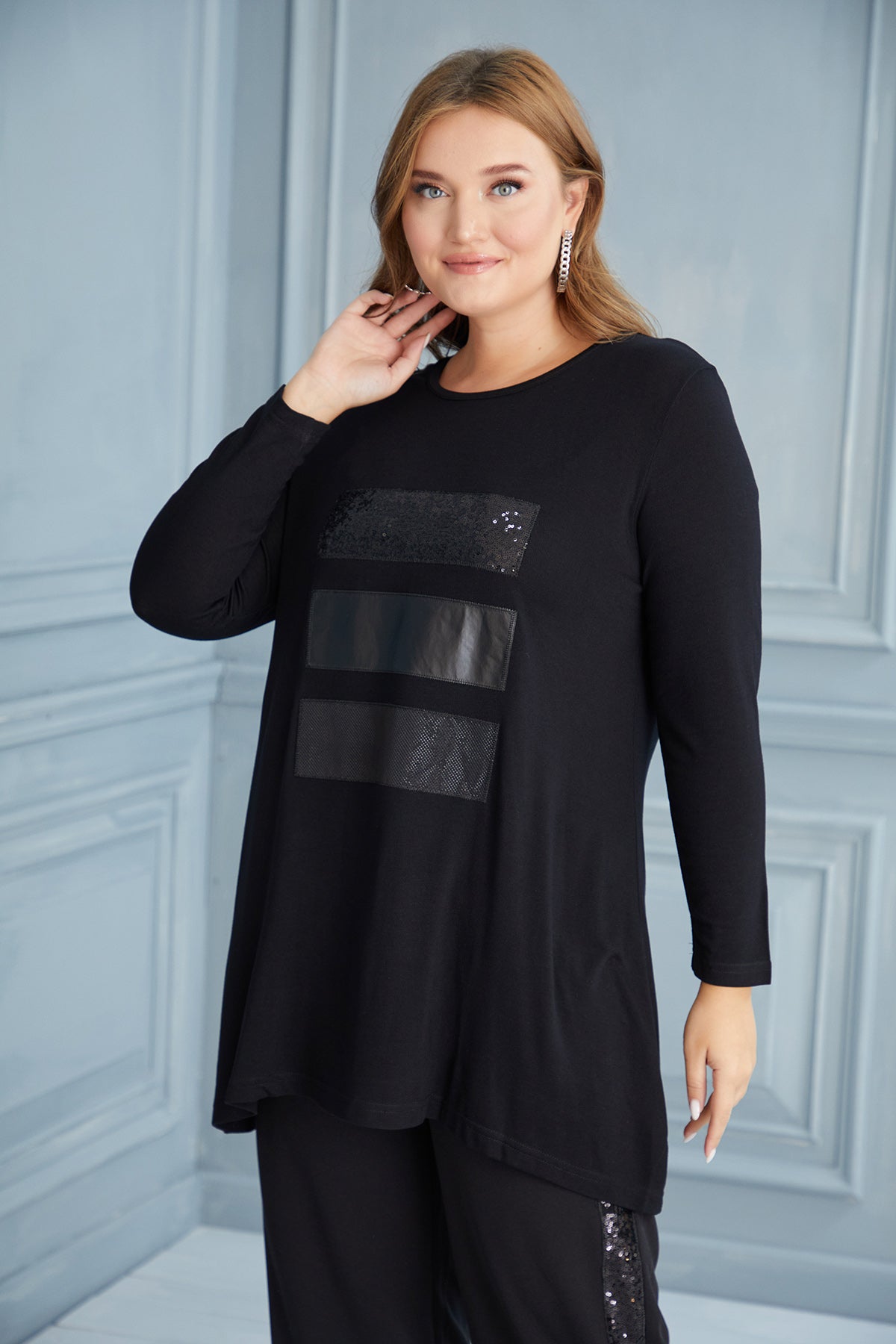 Plus size knit tunic with 3-piece appliqué